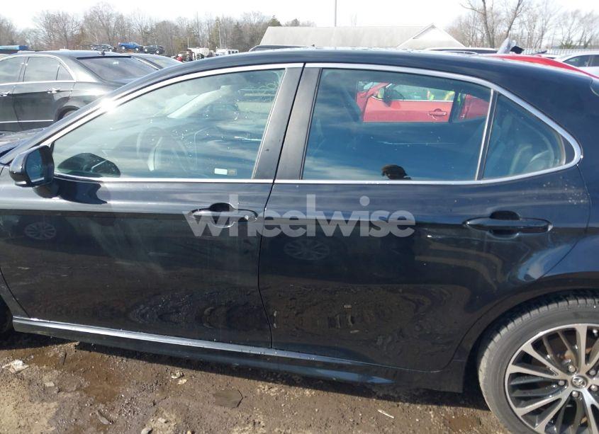 Photo 14 of 2018 Toyota Camry SE (VIN 4T1B11HK2JU571674)