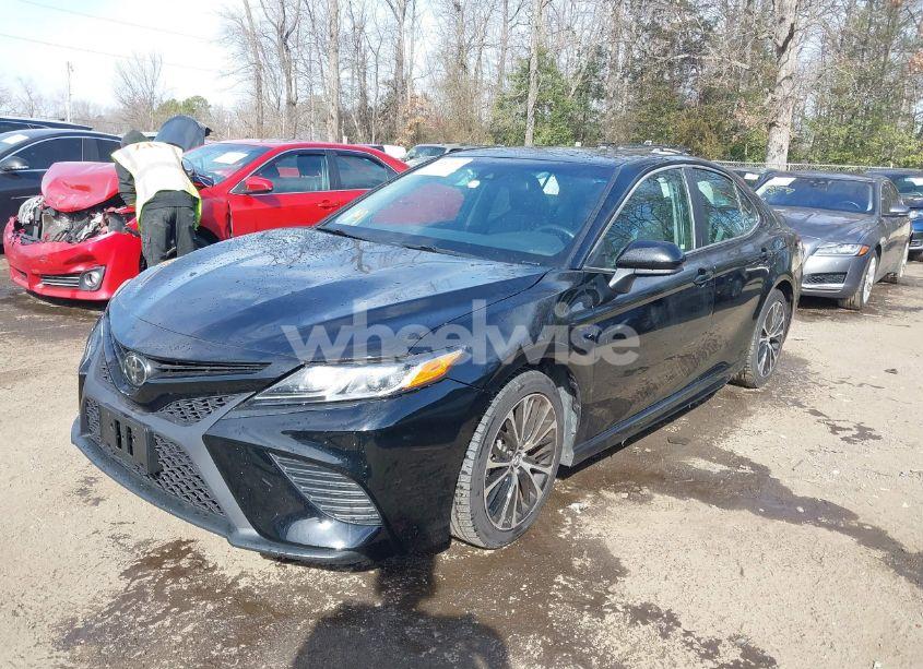 Photo 2 of 2018 Toyota Camry SE (VIN 4T1B11HK2JU571674)