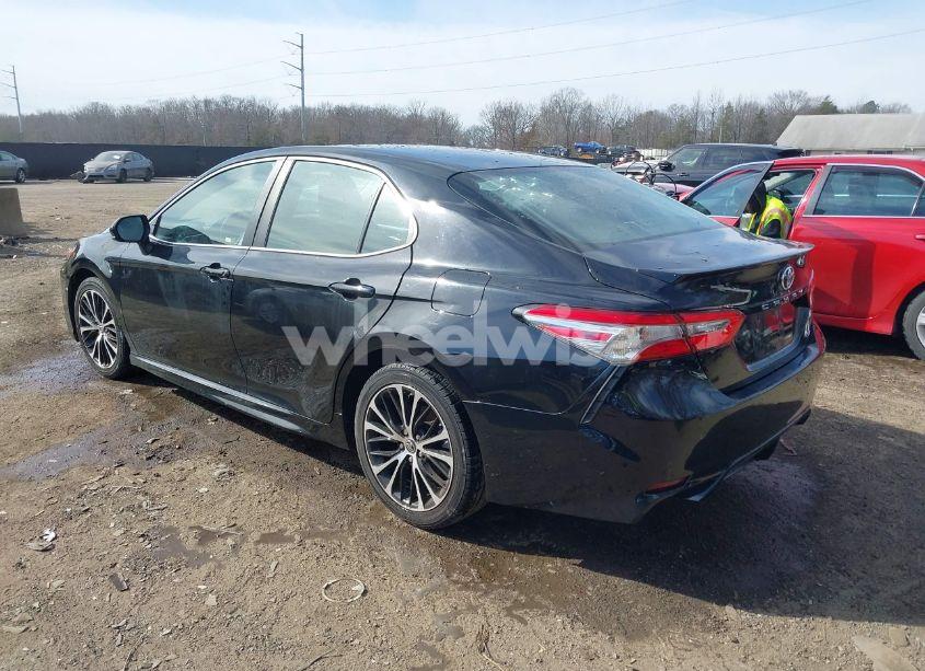 Photo 3 of 2018 Toyota Camry SE (VIN 4T1B11HK2JU571674)