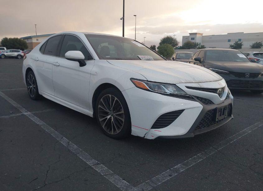 2018 Toyota Camry SE (VIN 4T1B11HK2JU573019) main photo