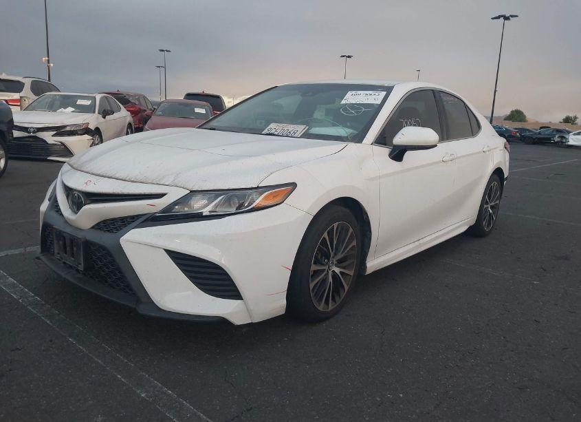Photo 2 of 2018 Toyota Camry SE (VIN 4T1B11HK2JU573019)