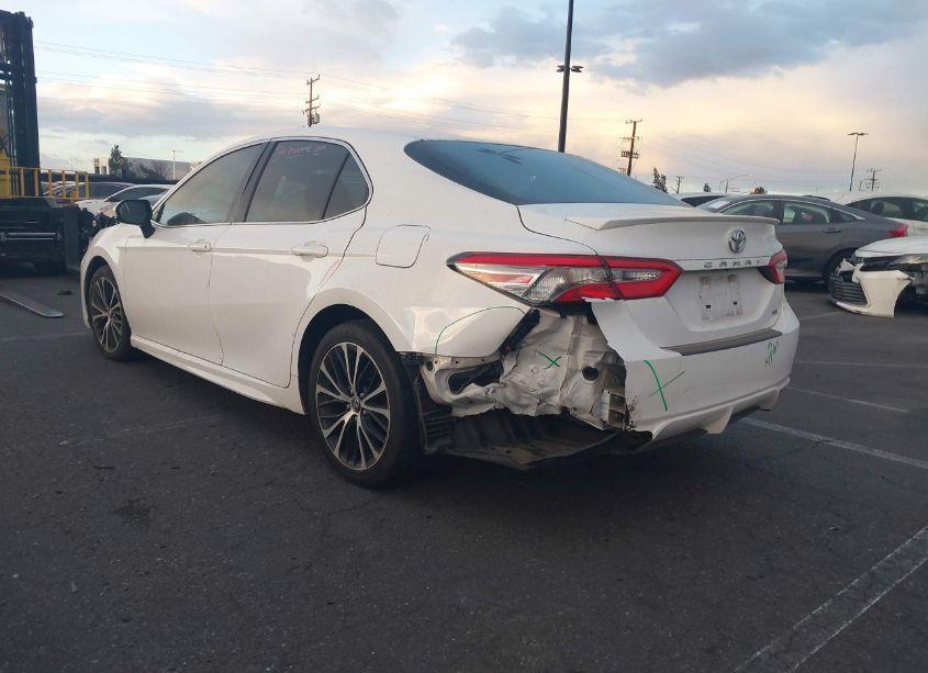 Photo 3 of 2018 Toyota Camry SE (VIN 4T1B11HK2JU573019)