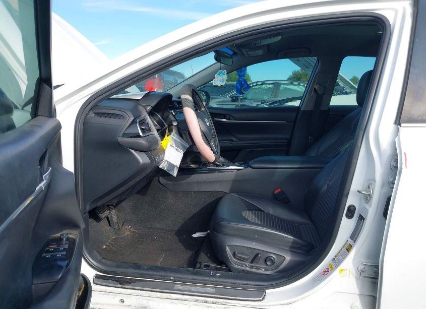 Photo 5 of 2018 Toyota Camry SE (VIN 4T1B11HK2JU573019)