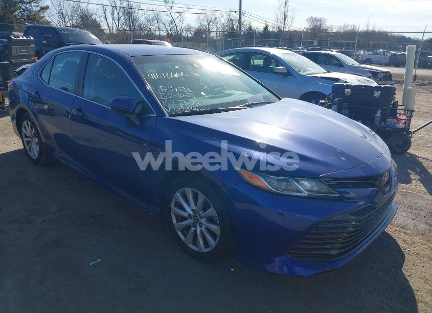 2018 Toyota Camry LE (VIN 4T1B11HK2JU575319) main photo