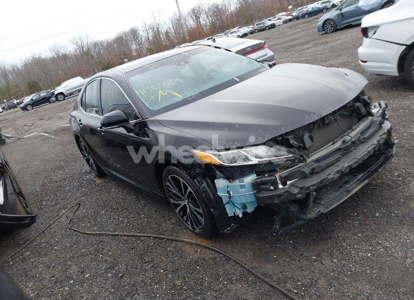 2018 Toyota Camry SE (VIN 4T1B11HK2JU583128) main photo