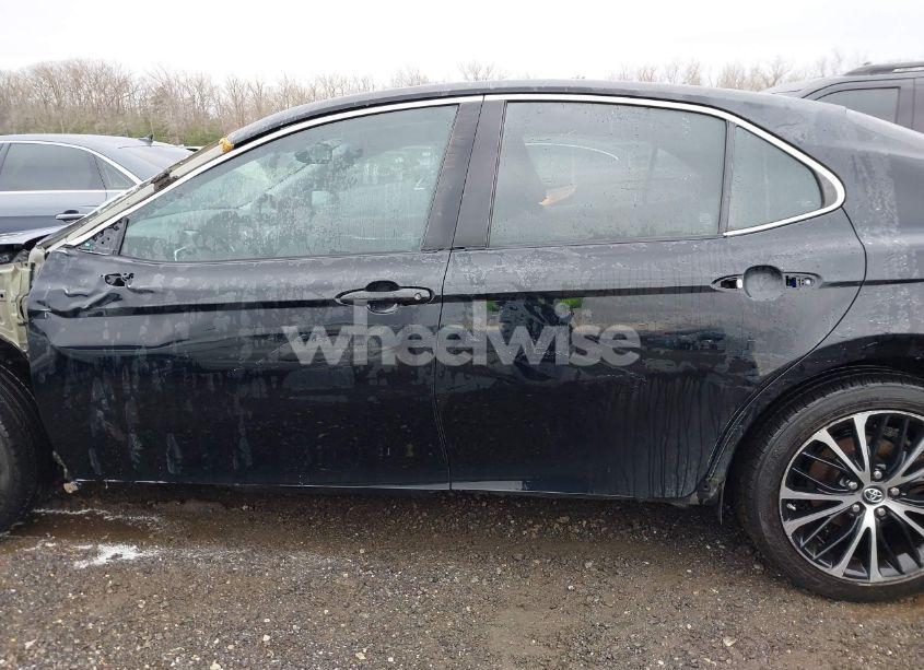 Photo 15 of 2018 Toyota Camry SE (VIN 4T1B11HK2JU583128)