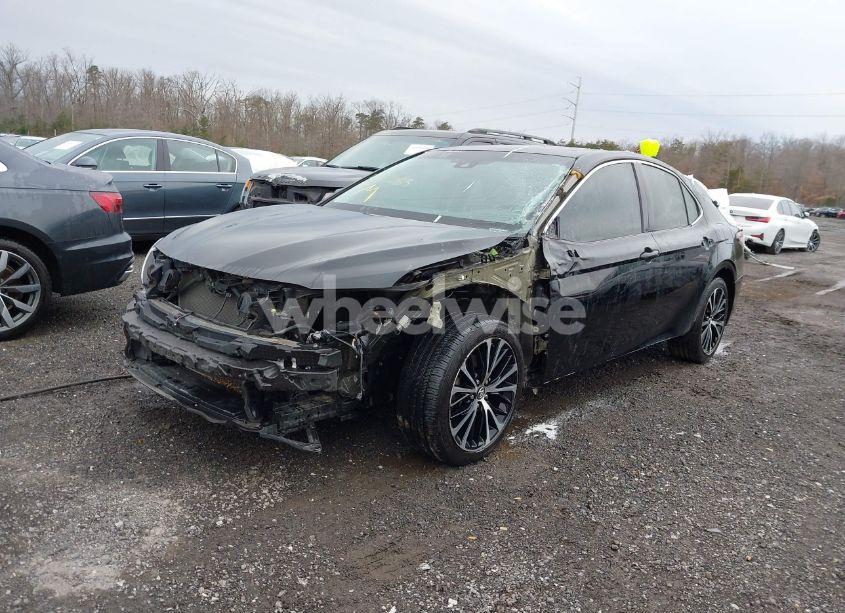 Photo 2 of 2018 Toyota Camry SE (VIN 4T1B11HK2JU583128)