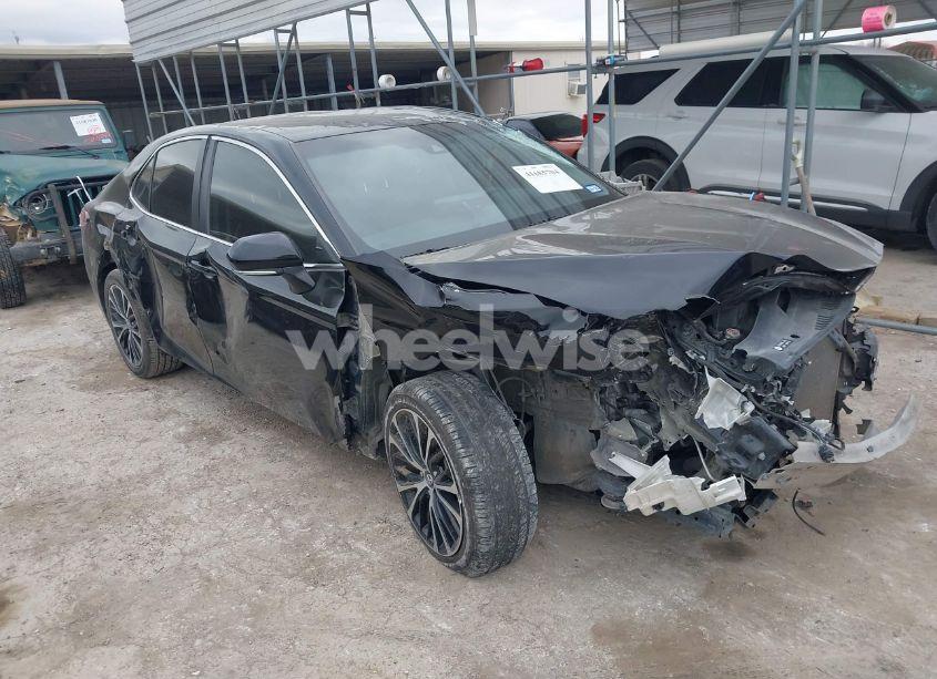 2018 Toyota Camry SE (VIN 4T1B11HK2JU587406) main photo