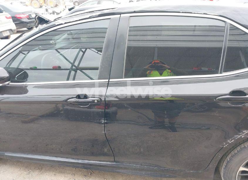 Photo 15 of 2018 Toyota Camry SE (VIN 4T1B11HK2JU587406)