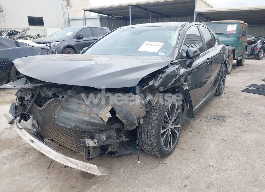 Photo 2 of 2018 Toyota Camry SE (VIN 4T1B11HK2JU587406)