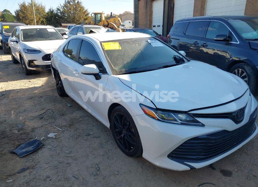 2018 Toyota Camry LE (VIN 4T1B11HK2JU605502) main photo