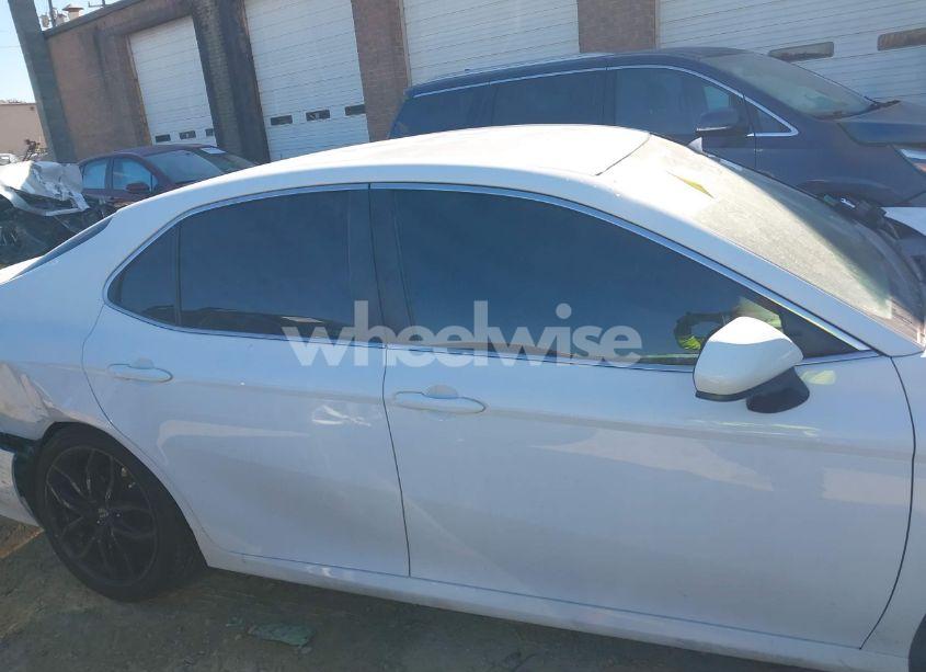 Photo 13 of 2018 Toyota Camry LE (VIN 4T1B11HK2JU605502)