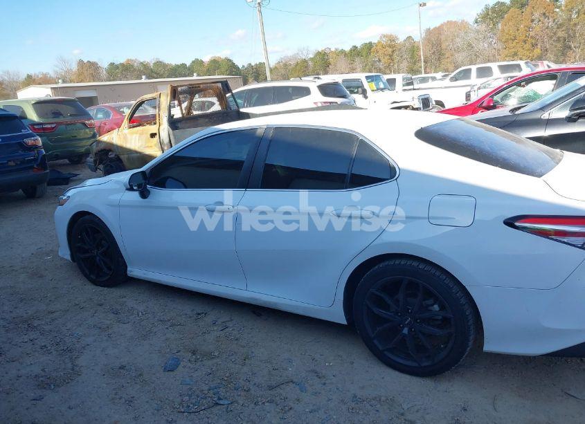 Photo 14 of 2018 Toyota Camry LE (VIN 4T1B11HK2JU605502)