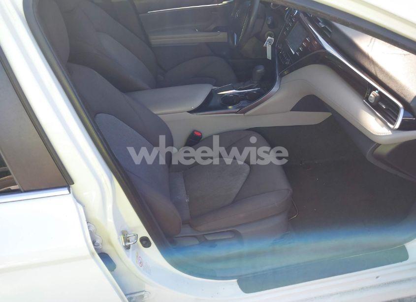 Photo 5 of 2018 Toyota Camry LE (VIN 4T1B11HK2JU605502)