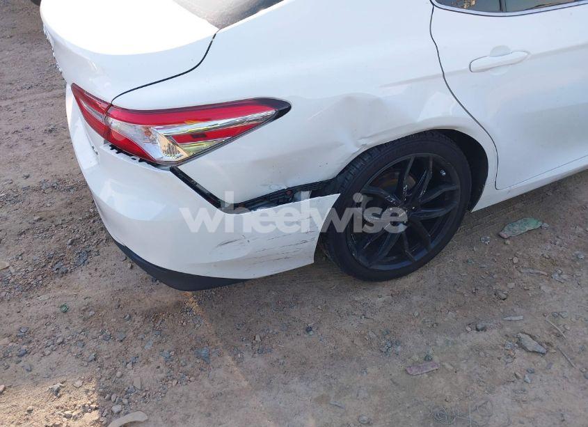 Photo 6 of 2018 Toyota Camry LE (VIN 4T1B11HK2JU605502)