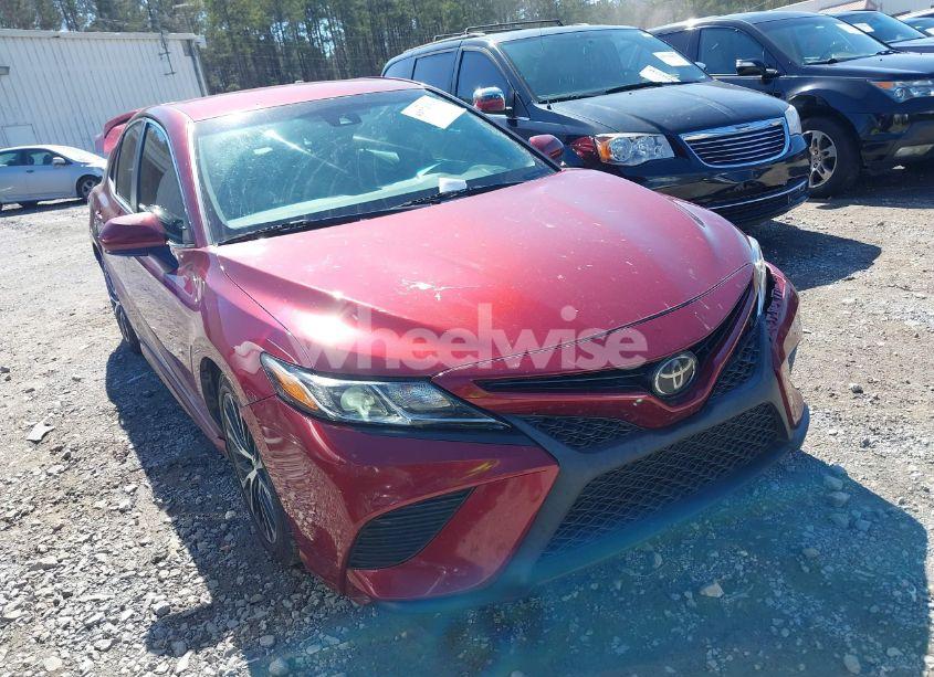 2018 Toyota Camry SE (VIN 4T1B11HK2JU613017) main photo