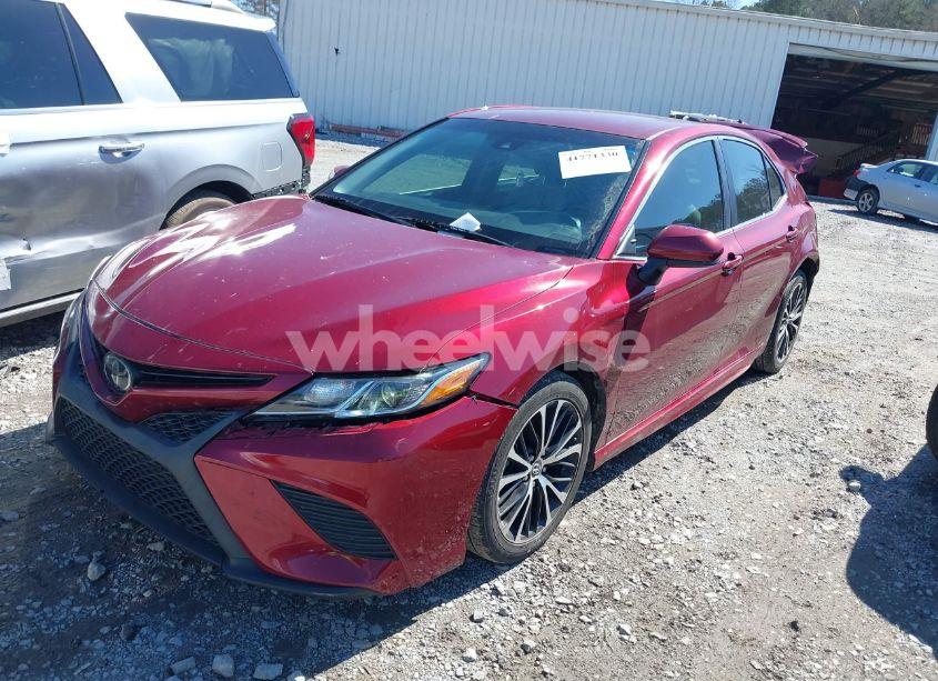 Photo 2 of 2018 Toyota Camry SE (VIN 4T1B11HK2JU613017)