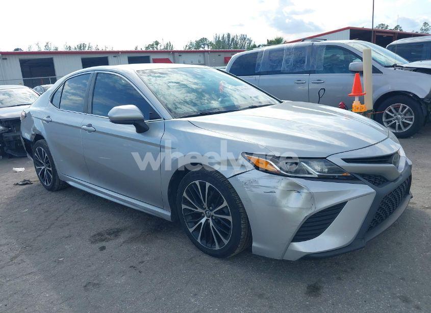 2018 Toyota Camry SE (VIN 4T1B11HK2JU614166) main photo