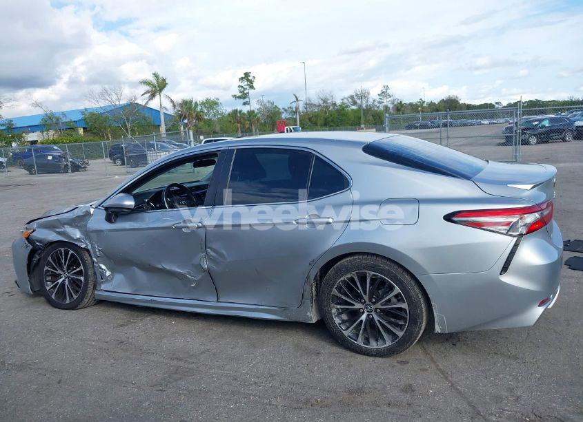 Photo 14 of 2018 Toyota Camry SE (VIN 4T1B11HK2JU614166)