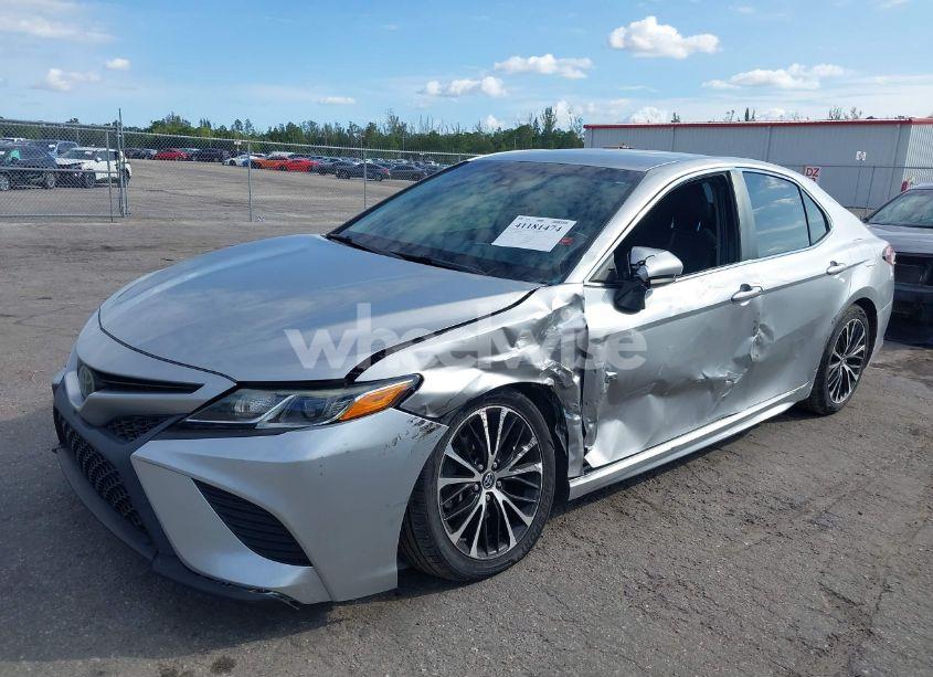 Photo 2 of 2018 Toyota Camry SE (VIN 4T1B11HK2JU614166)