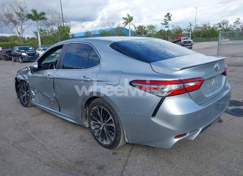 Photo 3 of 2018 Toyota Camry SE (VIN 4T1B11HK2JU614166)