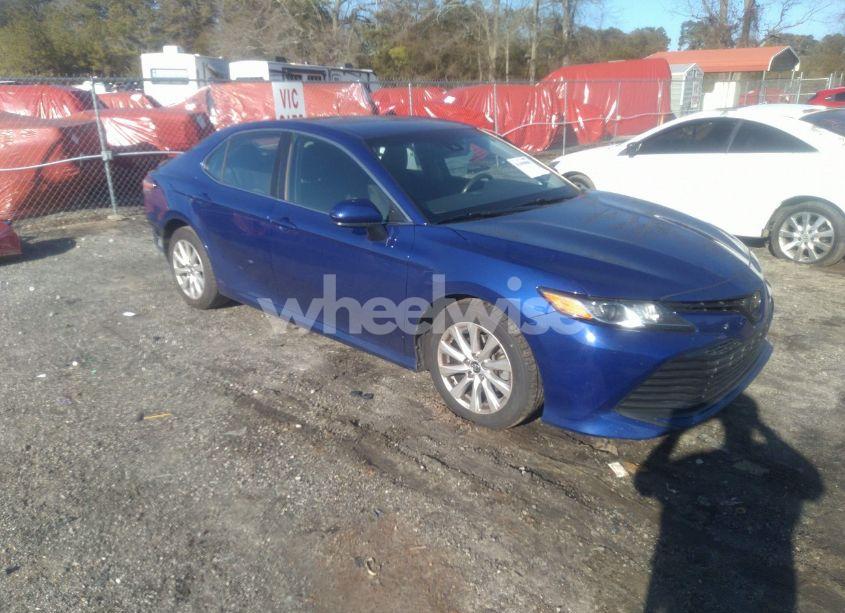 2018 Toyota Camry LE (VIN 4T1B11HK2JU617441) main photo