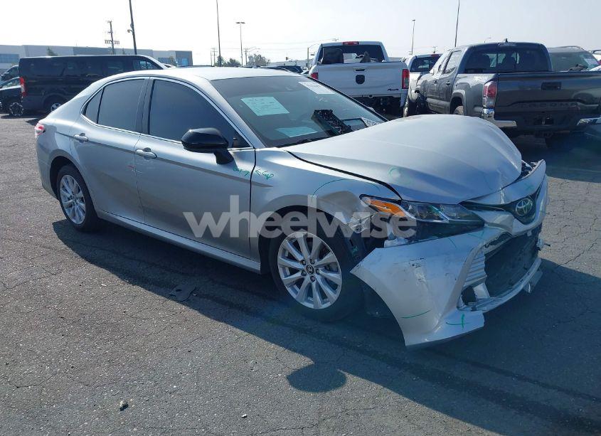 2018 Toyota Camry LE (VIN 4T1B11HK2JU636118) main photo