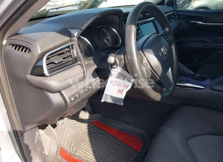 Photo 18 of 2018 Toyota Camry LE (VIN 4T1B11HK2JU636118)