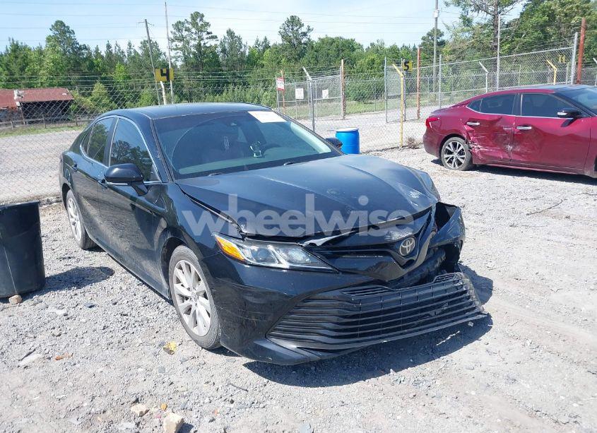 2018 Toyota Camry LE (VIN 4T1B11HK2JU636569) main photo