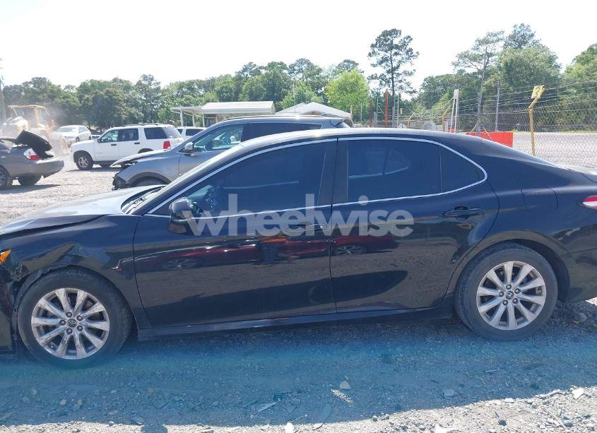 Photo 14 of 2018 Toyota Camry LE (VIN 4T1B11HK2JU636569)