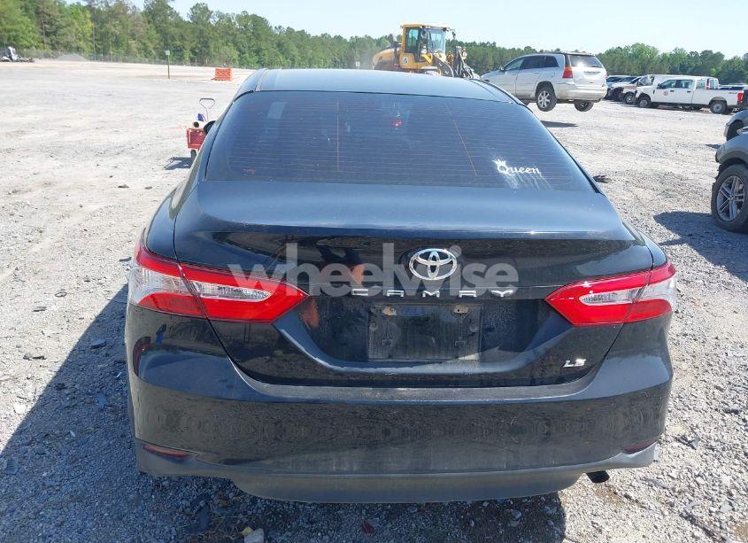 Photo 16 of 2018 Toyota Camry LE (VIN 4T1B11HK2JU636569)