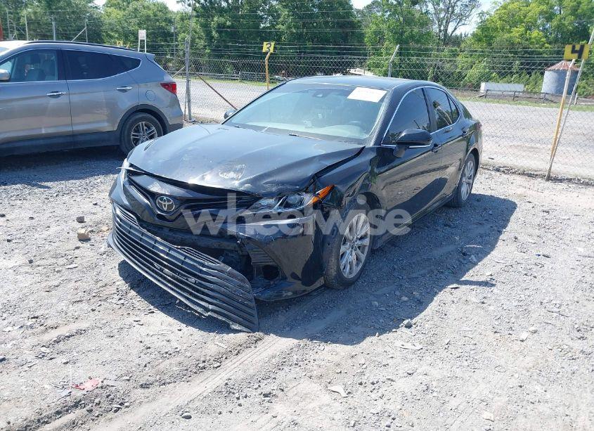 Photo 2 of 2018 Toyota Camry LE (VIN 4T1B11HK2JU636569)