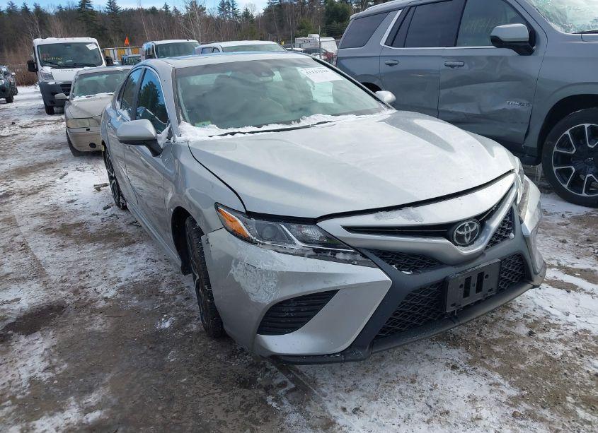 2018 Toyota Camry SE (VIN 4T1B11HK2JU641688) main photo