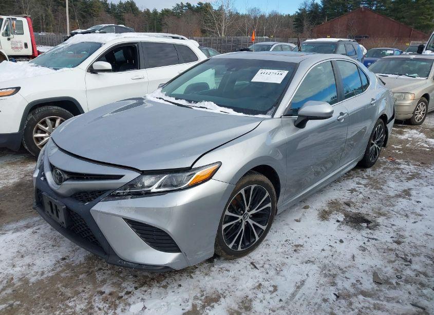 Photo 2 of 2018 Toyota Camry SE (VIN 4T1B11HK2JU641688)