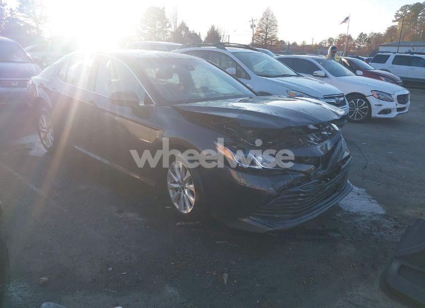 2018 Toyota Camry LE (VIN 4T1B11HK2JU648513) main photo