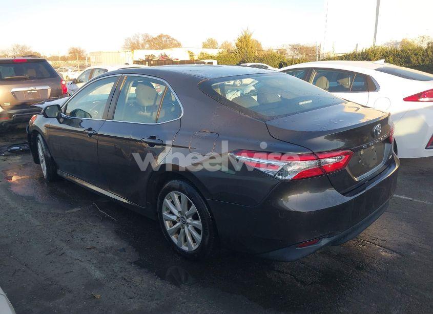 Photo 13 of 2018 Toyota Camry LE (VIN 4T1B11HK2JU648513)