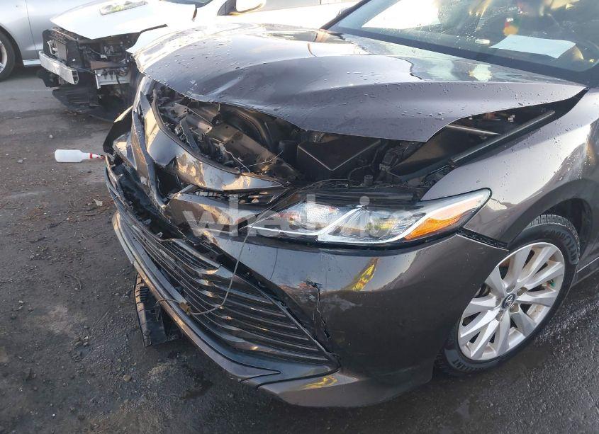 Photo 6 of 2018 Toyota Camry LE (VIN 4T1B11HK2JU648513)