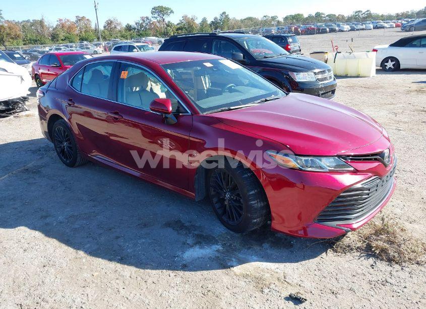 2018 Toyota Camry LE (VIN 4T1B11HK2JU657132) main photo