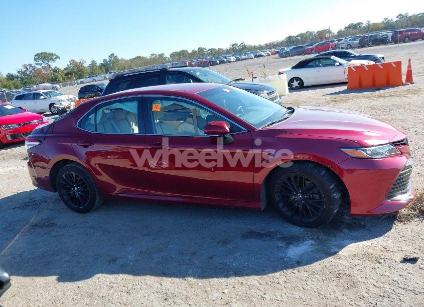 Photo 13 of 2018 Toyota Camry LE (VIN 4T1B11HK2JU657132)