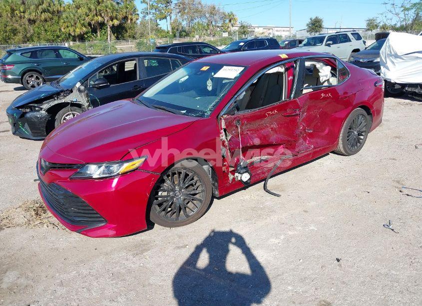 Photo 2 of 2018 Toyota Camry LE (VIN 4T1B11HK2JU657132)