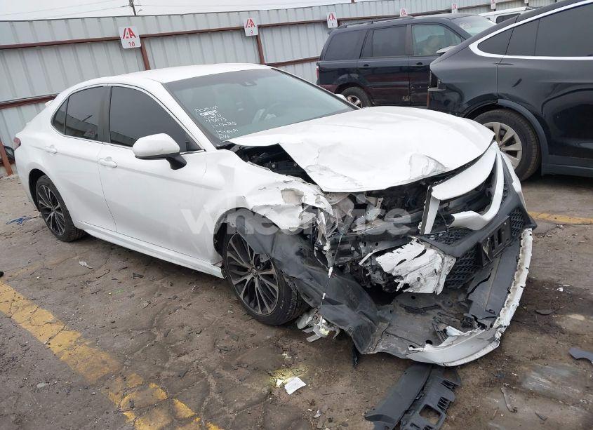 2018 Toyota Camry SE (VIN 4T1B11HK2JU668342) main photo