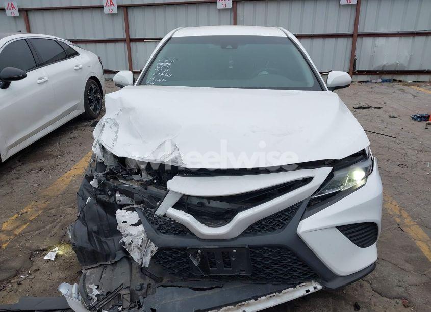 Photo 12 of 2018 Toyota Camry SE (VIN 4T1B11HK2JU668342)