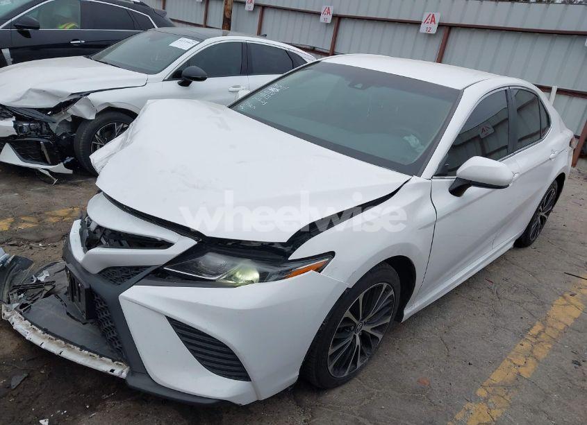 Photo 2 of 2018 Toyota Camry SE (VIN 4T1B11HK2JU668342)