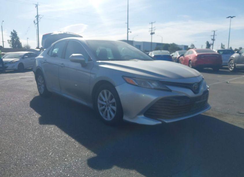 2018 Toyota Camry LE (VIN 4T1B11HK2JU674836) main photo