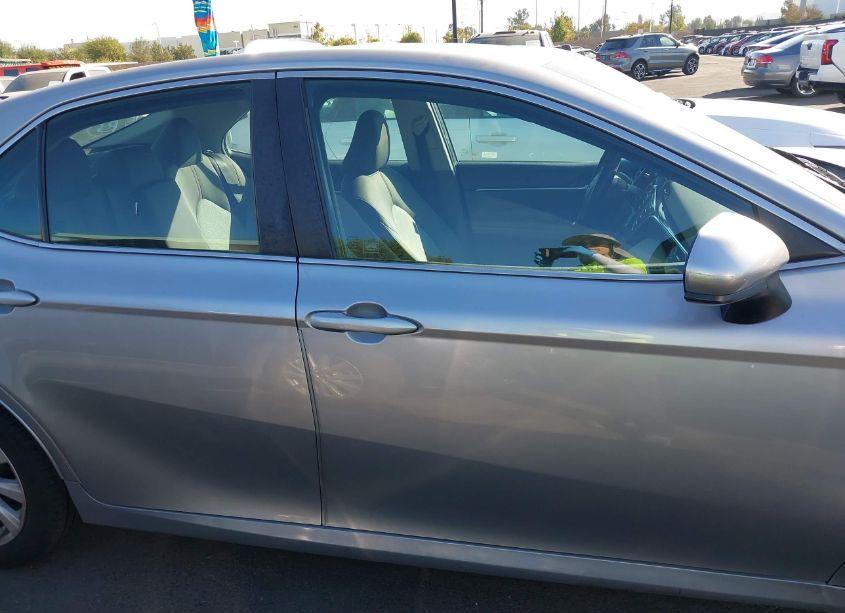 Photo 14 of 2018 Toyota Camry LE (VIN 4T1B11HK2JU674836)