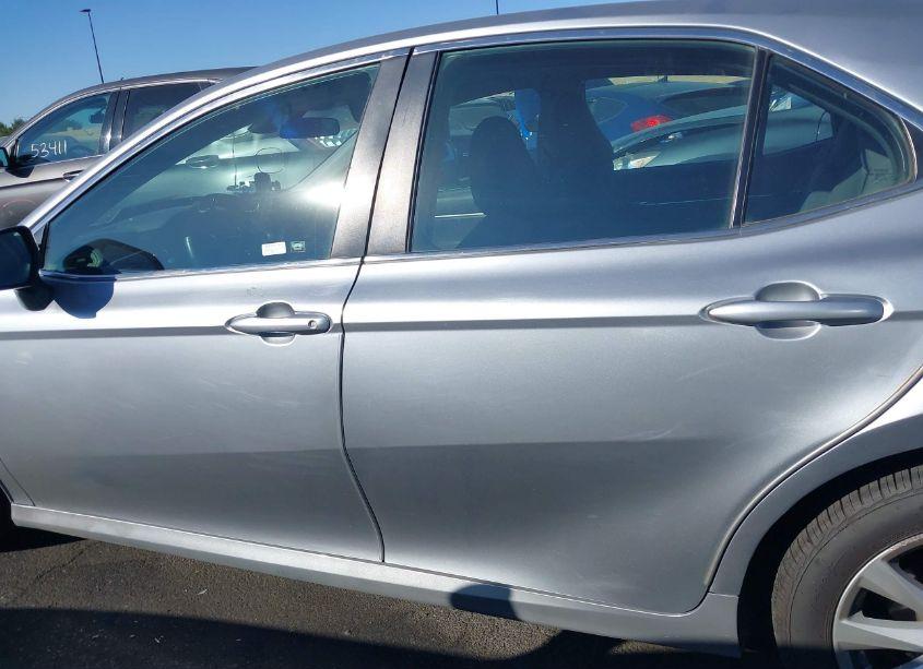 Photo 15 of 2018 Toyota Camry LE (VIN 4T1B11HK2JU674836)