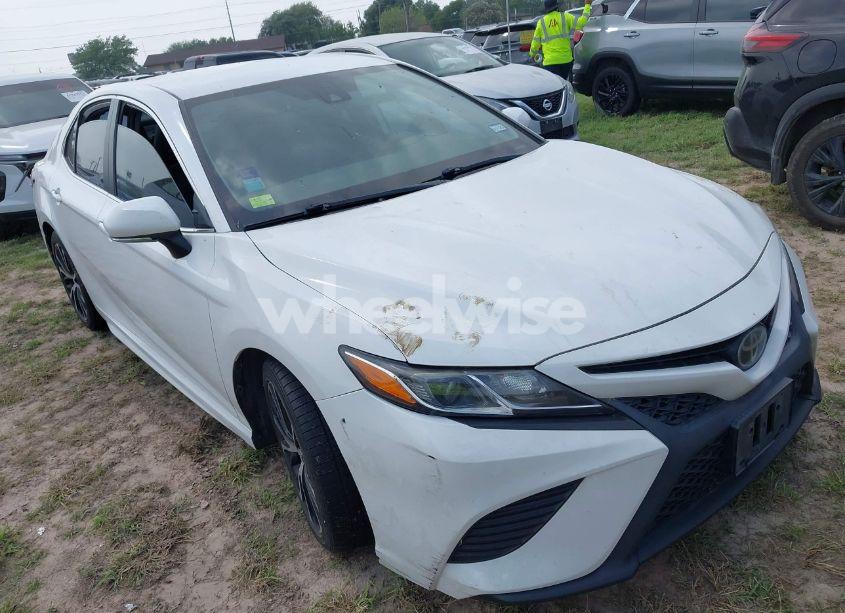 2019 Toyota Camry SE (VIN 4T1B11HK2KU181708) main photo