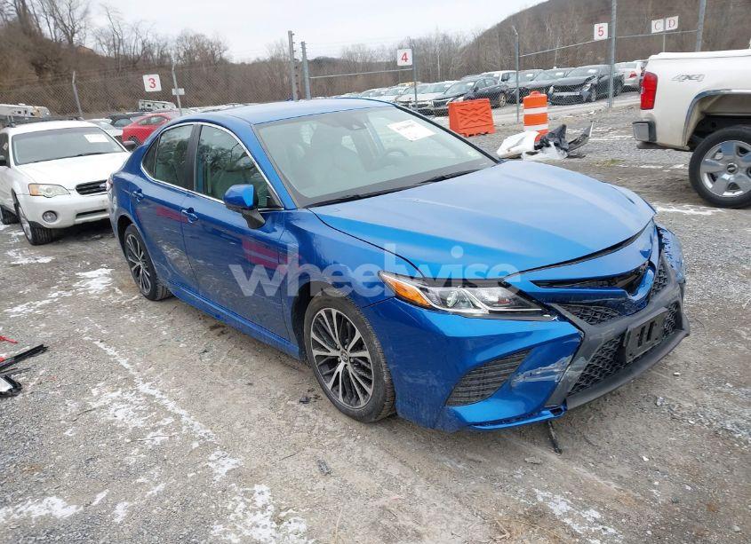 2019 Toyota Camry SE (VIN 4T1B11HK2KU186780) main photo