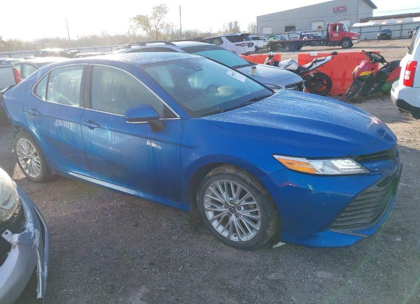 2019 Toyota Camry XLE (VIN 4T1B11HK2KU188710) main photo