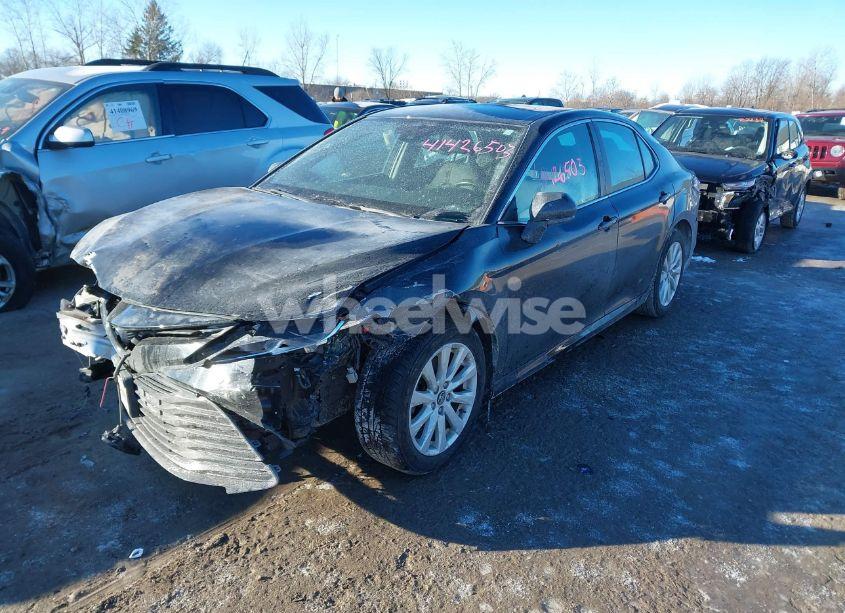 Photo 2 of 2019 Toyota Camry LE (VIN 4T1B11HK2KU198072)